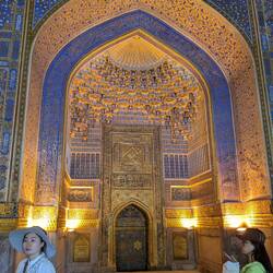Die goldene Moschee innerhalb der Hauptmedresse des Registon