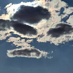 die wolken verdecken die beleuchteten berge