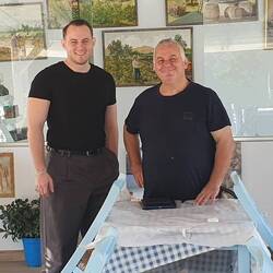 DER BESITZER DER VIELLEICHTBESTEN TAVERNE GRIECHENLANDS: THEO MIT SOHN