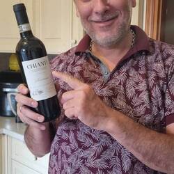 Brindando con Chianti a pedido del tío Willy