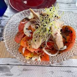 Tomato, tuna and onion salad