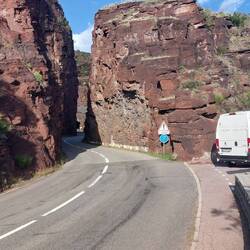 Og den snævre vej mellem røde klipper