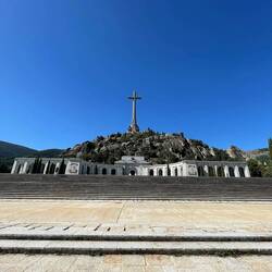 Large Plaza shows the size of this monument