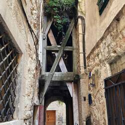 Ul. Julija Nepota. Impressive reinforcement to keep the street walkway