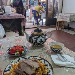 Das usbekische Nationalgericht: Plov mit grünem Tee und einem frischen Salat
