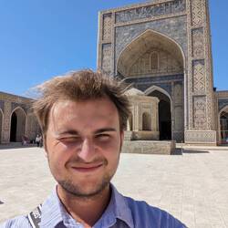 Ich vor der Poi Kalon Moschee