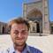 Ich vor der Poi Kalon Moschee