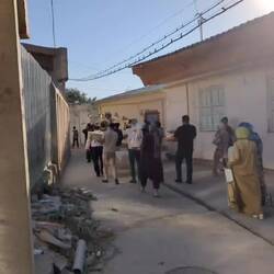 Hochzeitsprozession vor dem Hostel