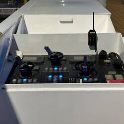 Control mechanism on each side of the ship for maneuvering in tight spaces