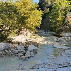 Blick von oben auf den Fluss, der herbstlich bedingt sehr wenig Wasser führt
