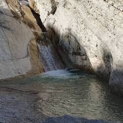 Der Badeplatz am kleinen Wasserfall liegt noch im Schatten