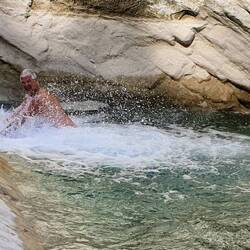 Thomas stürzt sich in den Wasserfall