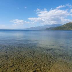 Der Limni Trichonida im Nachmittagslicht