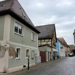 im Hintergrund der Stadtturm