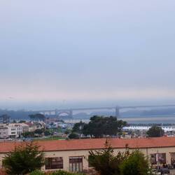 Die berühmte Golden Gate Bridge wolkenverhangen und eher grau