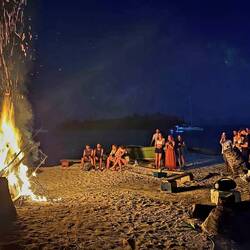 Lagerfeuer auf der Insel mit einer Gruppe von einem weiteren Segelboot 🔥