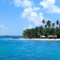 Und schon segeln wir zur nächsten paradiesischen Insel 🤩