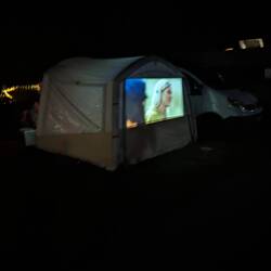 Beamer im Zelt ... Da kann jeder mitschauen