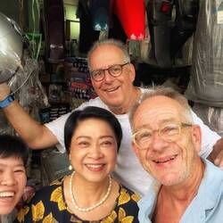 Bei diesen netten Ladies haben wir die Helme gekauft...