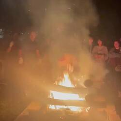 Kleiner Lagerfeuer am Abend, was sich nur schwer am Leben halten wollte