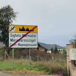 Signs here are written in Romanian, Hungarian and Ukrainian