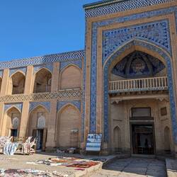 Teppichverkauf vor und in einer Madrasah