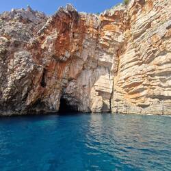 Bluecave mit schwimmender Christina