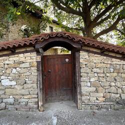Timbers inserted above the dry stone wall to absorb the effect of earthquakes