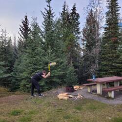 Unser Holzfäller bereitet unsere Abendlocation inkl. Feuerchen vor.