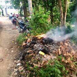 Abends wird fast überall immer der Müll des Tages verbrannt...