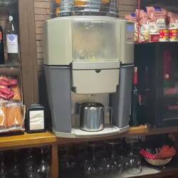 Machine makes fresh squeezed OJ. We want one!!! Eat your heart out Tropicana!!