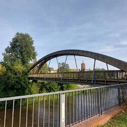 Die Brücke führt auf eine polnische Insel in der Neiße!