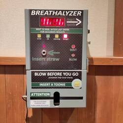 Einmal pusten bitte! Station, um den Promillegehalt zu überprüfen 😅.