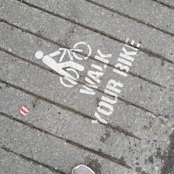 Netter Hinweis für den Zebrastreifen.