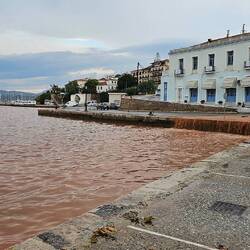 Der Lehm, der aus den Bergen zu Tal gespült wird färbt die ganze Bucht rot