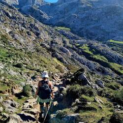Das Refugio Vegaredonda, umgeben von trutzigen Bergen.