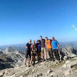 Gruppenbild: Patrik, Pedro, Niklas and Laura, und wir (von rechts)!
