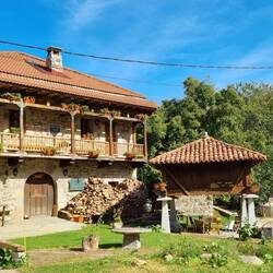 Schmuckes Bergdorf Soto de Valdeón ... und immer wieder Hórreos (Getreidespeicher).