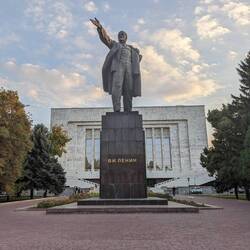 Statue Lenins hinter dem historischen Museum