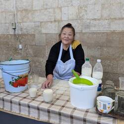 Frau auf dem Osh Bazar, die mir кымыз (vergärte Stutenmilch, Nationalgetränk Kirgisiens) verkauft ha