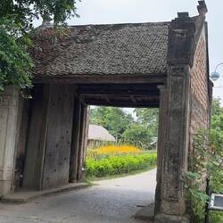 Schönes uraltes Eingangstor ins Dorf