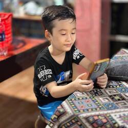 auch hier: Sohn Duon am Handy...