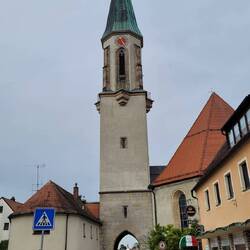 Kirchturm mit Tordurchfahrt