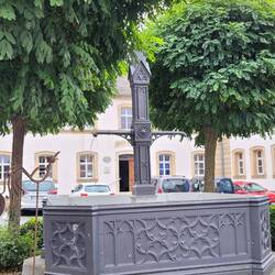 Brunnen vor dem Rathaus zu Ehren des Kantors und Dramatikers Wolfgang Schmeltzl