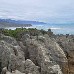 Pancake Rocks: Ablagerungen von Kalksedimenten & Tonmineralien, geformt durch Wasser, Wind und Regen