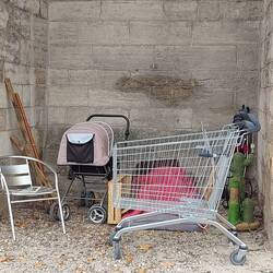 Obdachlosenbehausung in der Stadtmauer