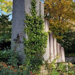 Denkmal mit acht Orgelpfeifen