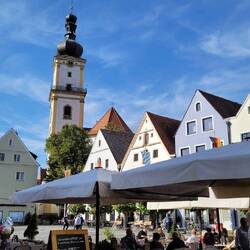 im Hintergrund St. Michael