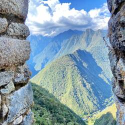 Sicht vom Wiñaywayna uf die waldbedeckte Anden