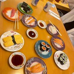 Dieses Sushirestaurant hat einen sehr guten Ruf weshalb wir 1 1/2 stunde warten mussten